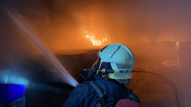 秀水乡纺织工厂堆放棉花原物料等易燃物，上午失火，火势一发不可收拾，瞬间燃成一片火海。（彰化县消防局第三大队提供／吴敏菁彰化传真）