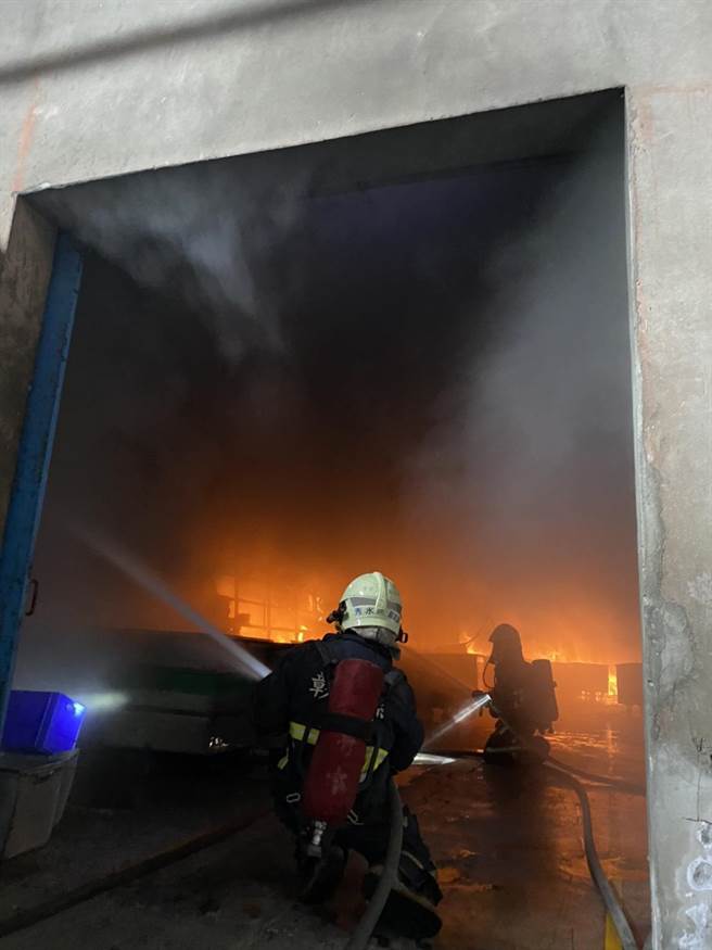 秀水乡纺织工厂堆放棉花原物料等易燃物，上午失火，火势一发不可收拾，瞬间燃成一片火海。（彰化县消防局第三大队提供／吴敏菁彰化传真）