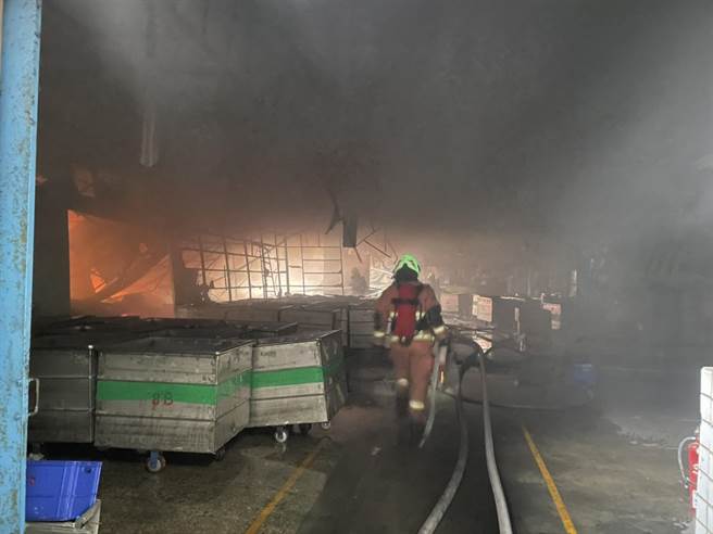 秀水乡纺织工厂堆放棉花原物料等易燃物，上午失火，火势一发不可收拾，瞬间燃成一片火海。（彰化县消防局第三大队提供／吴敏菁彰化传真）