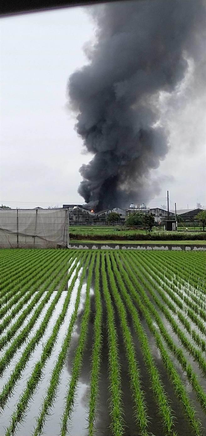 秀水乡纺织工厂堆放棉花原物料等易燃物，上午失火，火势一发不可收拾，瞬间燃成一片火海。（彰化县消防局第三大队提供／吴敏菁彰化传真）