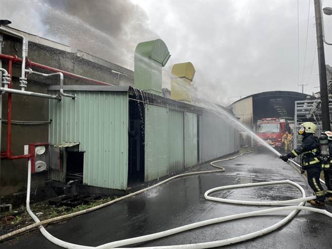 秀水乡纺织工厂堆放棉花原物料等易燃物，上午失火，火势一发不可收拾，瞬间燃成一片火海。（彰化县消防局第三大队提供／吴敏菁彰化传真）