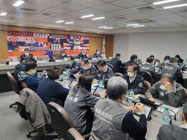 桃園市長鄭文燦24日主持市政會議表示，桃園首批疫苗注射名單約4000名醫護，昨天跟前天已經765人施打，也請醫院注意施打醫護有無副作用。（賴佑維攝）