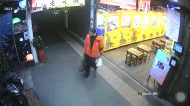 竊嫌提著4袋零錢逃逸。（翻攝畫面）