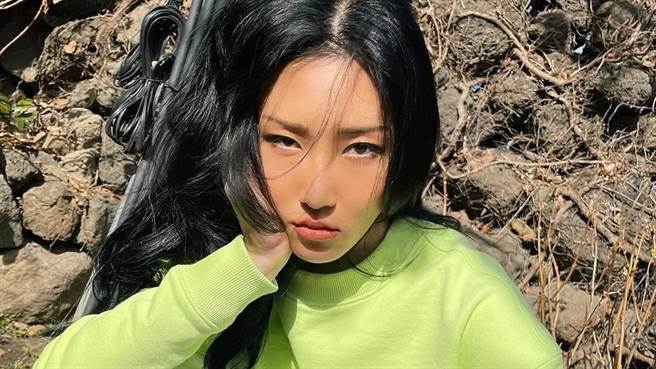 華莎近日為精品服飾LV展示春夏新品，辣秀好身材。（圖／IG@_mariahwasa）