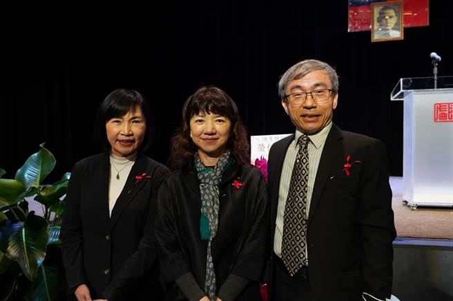 文化部政务次长李静慧(中)与传统艺术中心卸任主任陈济民(右)及新任主任陈悦宜(左)合照。(国立传统艺术中心提供)