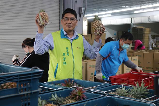 台南市农产运销公司总经理李芳林出面说明凤梨价格。（曹婷婷摄）