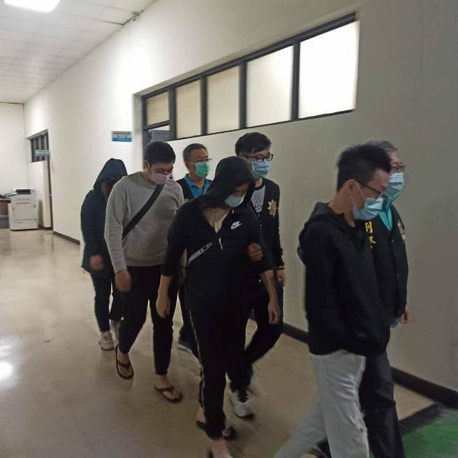 基隆市警局逮補蕭男及5名共犯。（基隆市警局提供／陳彩玲基隆傳真）