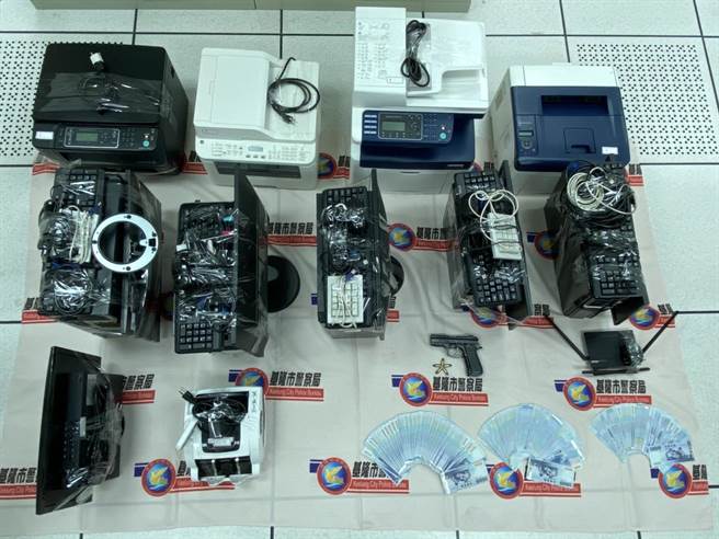 基隆市警局持搜索票在8個據點查獲六合彩簽單、電腦5組等證物。（基隆市警局提供／陳彩玲基隆傳真）