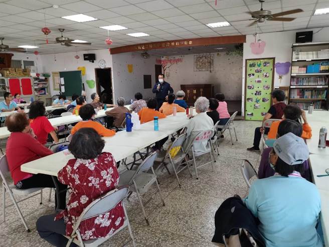 湖內警方持續對年長者做交通宣導，希望降低A1事故發生率。（警方提供／林瑞益高雄傳真）