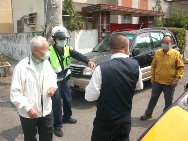 两位80多岁的魏姓兄弟相约扫墓，搭记程车计程车却迷路，没想到魏姓兄长下车问路还迷路，经司机报警协助，最后由坪林派出所员警于巷内找到年长魏姓老翁。（台中市太平分局提供／冯惠宜台中传真）