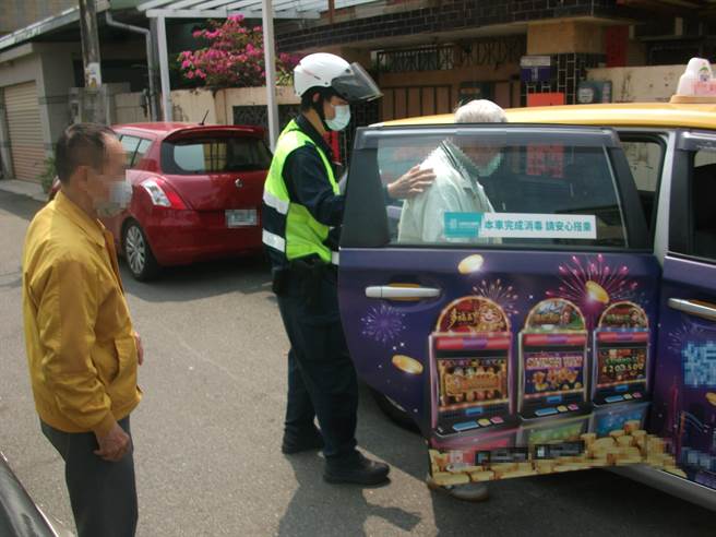 两位80多岁的魏姓兄弟相约扫墓，搭记程车计程车却迷路，没想到魏姓兄长下车问路还迷路，经司机报警协助，最后由坪林派出所员警于巷内找到年长魏姓老翁。（台中市太平分局提供／冯惠宜台中传真）