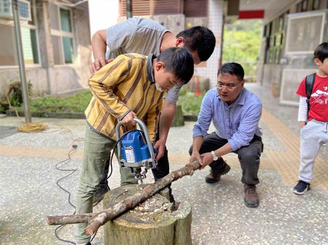 乌来福山国小民族教育实验课程以泰雅族gaga七大面向-精神文化、社会组织、泰雅文学、艺术乐舞、部落史地、生活技能、生态智慧，融入各领域课程发展。（新北市教育局提供／许哲瑗新北传真）