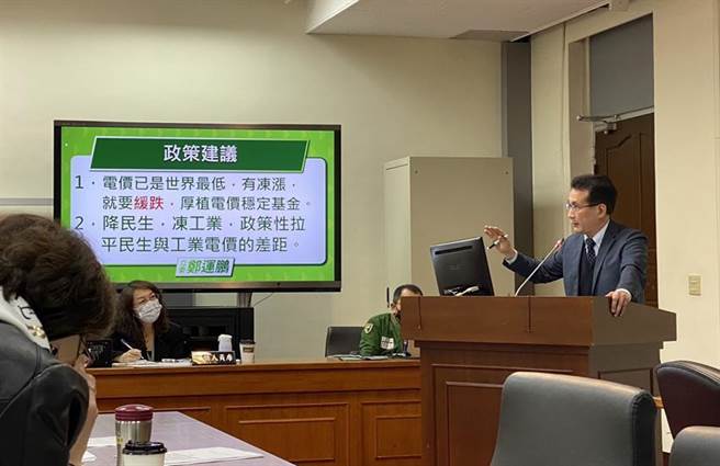 （立法委员郑运鹏质询时提出电价问题。图／邱琮皓）