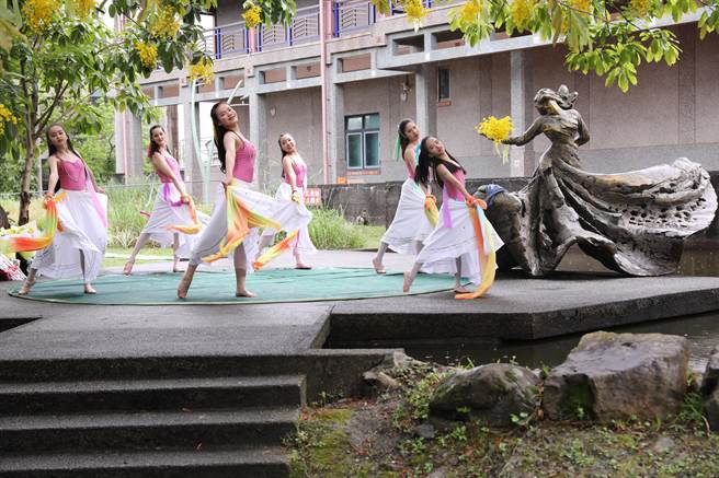 为纪念已逝的舞蹈家罗曼菲，宜兰市公所将3月24日订为「罗曼菲日」，今宜兰市在罗曼菲的纪念铜像前，透过舞蹈向她致意。（宜兰市公所提供／李忠一宜兰传真）