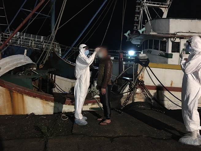 海巡人员对船上13名船员量测体温均正常，并提供口罩要求佩戴。（海巡署提供／陈彩玲基隆传真）