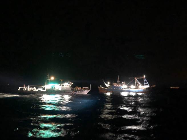 海巡署舰队分署基隆海巡队23日接获通报，大陆渔船「闽晋渔05369」越界，进入彭佳屿海域。（海巡署提供／陈彩玲基隆传真）