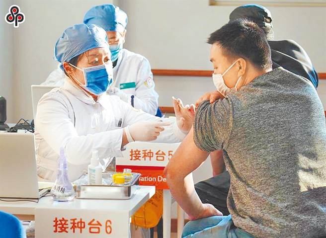 新冠疫苗接种方面，大陆国家卫健委表示，截至上周六，全国累计接种近7500万剂次新冠疫苗，其中北京最多，累计接种1036万剂次。（图／本报系资料照片）