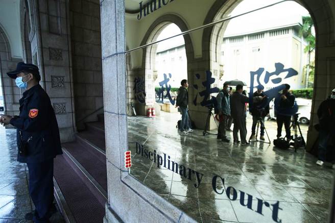 24日惩戒法院判丁允恭撤职、停止任用2年，丁允恭并未出庭，留下媒体空等的画面。（陈怡诚摄）