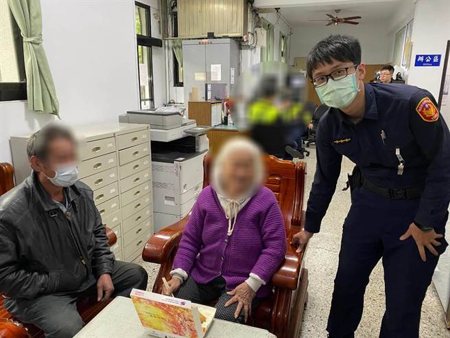 樹林分局山佳派出所員警見老婦狀況有異，將她帶回派出所，之後順利找到家屬，將老婦帶回。（樹林分局提供）