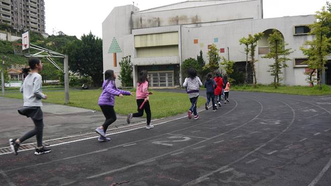 基隆市9间学校有PU跑道破损问题，每间整修的预算落在600至900万。（立委蔡适应提供／陈彩玲基隆传真）