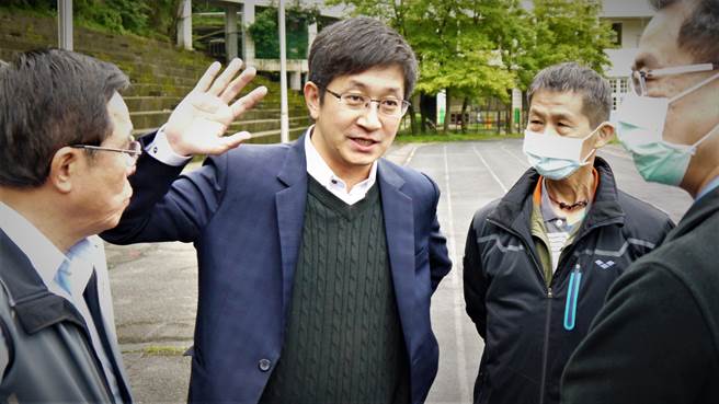 立法委员蔡适应邀请教育部体育署现场勘查，并请承办人员推估跑道全面整修所需预算。（立委蔡适应提供／陈彩玲基隆传真）