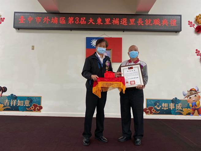 民政局副局長徐照山頒發當選證書及印信。(台中市政府提供)