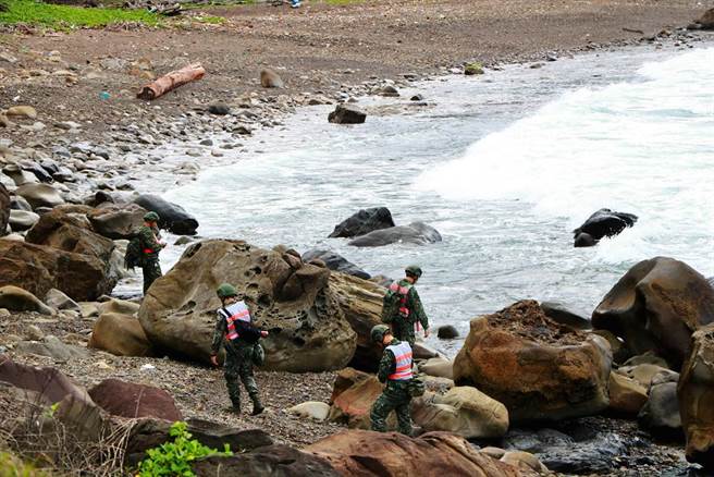 搜救人员持续岸际搜寻。（谢佳潾摄）
