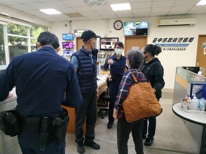 85岁蔡奶奶（前右）日前独自搭台铁南下，寻找住在台中的女儿却迷路，由警方协助通知家属。（台中市警第二分局提供／张妍溱台中传真）