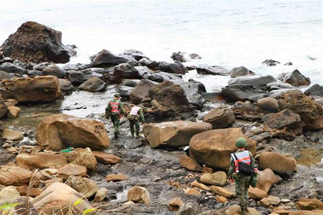 搜救人员持续岸际搜寻。（谢佳潾摄）
