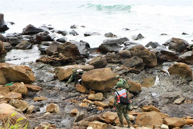 搜救人员持续岸际搜寻。（谢佳潾摄）
