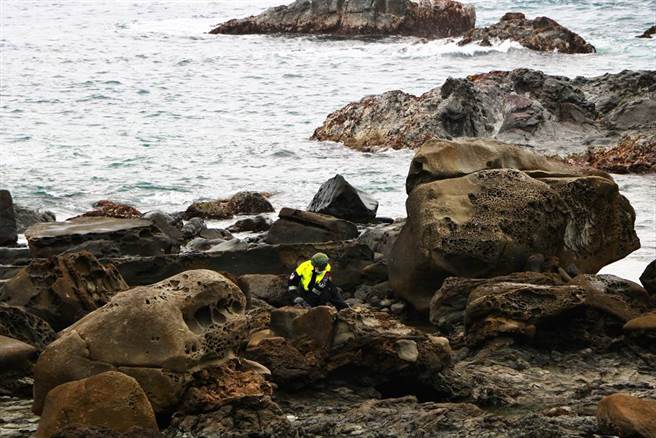 搜救人员持续岸际搜寻。（谢佳潾摄）
