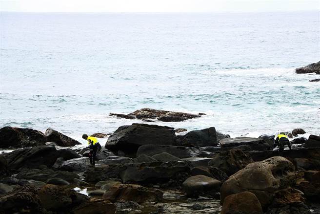 搜救人员持续岸际搜寻。（谢佳潾摄）
