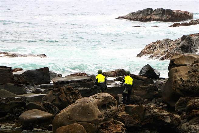 搜救人员持续岸际搜寻。（谢佳潾摄）
