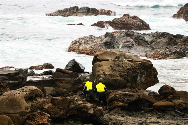 搜救人员持续岸际搜寻。（谢佳潾摄）
