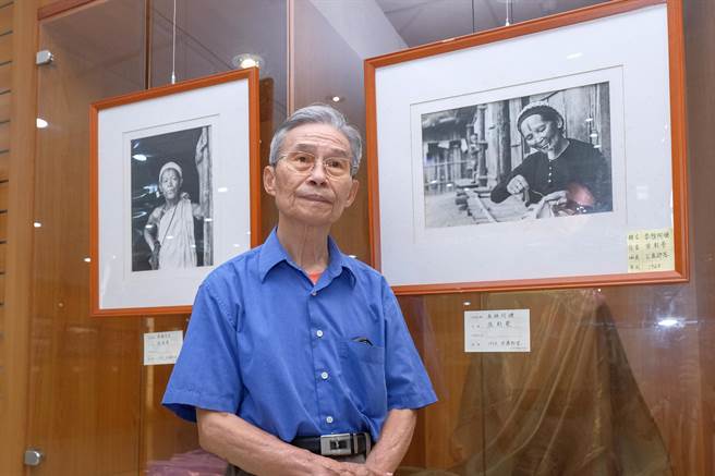 85岁摄影家张乾荣，1960年代拍摄尖石五峰泰雅和赛夏族黥面原住民的照片，相当珍贵是摄影界的经典。（罗浚滨摄）