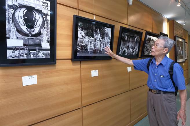 85岁摄影家张乾荣，早年拍摄义民祭等地方人文照片，是摄影界的经典。（罗浚滨摄）