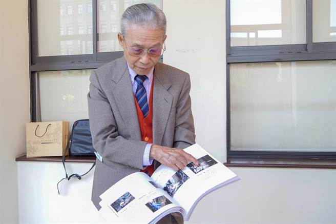 张乾荣写下见证台湾林业发展的《新竹林业图说》，获得国史馆台湾文献馆学术性书刊的佳作殊荣。（罗浚滨摄）