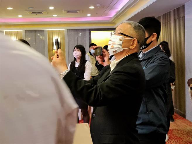 其中最受矚目的當屬先前傳出有意爭取縣農會理事長的現任全國農會理事長蕭景田，今天現身彰化縣農會第19屆會員代表大會，全程緊盯開票過程，不時與身旁登記競逐總幹事的員林果菜市場副總經理張建豐交頭接耳。(吳建輝攝)