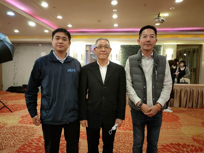 蕭景田(中)說，今天順利當選理事，未來將取得理事會共識，爭取縣農會理事長乙職，繼續與農民並肩作戰；左邊是蕭景田推出的總幹事人選張建豐，右邊彰化縣議員張瀚天，同樣順利當選監事。(吳建輝攝)