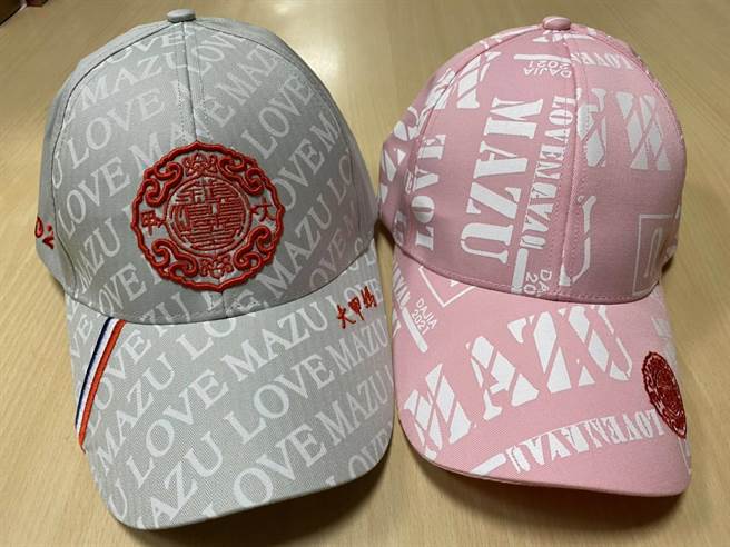 镇澜宫大甲妈绕境帽「一帽难求」，每顶售价300元，官网公告完售后，市面随即喊到450元，更出现盗版帽。（镇澜宫提供／王文吉台中传真）