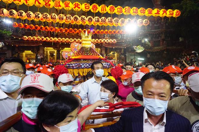 去年大甲妈遶境受疫情影响，规模跟人数锐减，许多信眾决定今年非跟不可，造成官方绕境帽一帽难求。（本报资料照片）