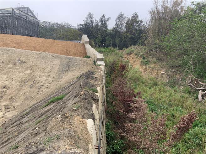违规案件需执行水土保持改正计画，拆除巨型混凝土块挡土墙。（苗栗县政府提供／巫静婷苗栗传真）