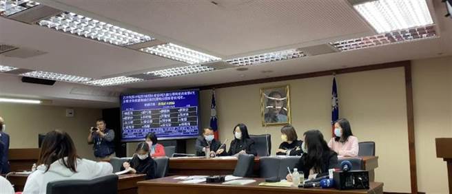 在歷时数小时的蓝绿舌战后朝野协商达成共识，疫苗採购调阅小组照案通过，成立时间再交朝野协商之后决定。（李柏澔摄）