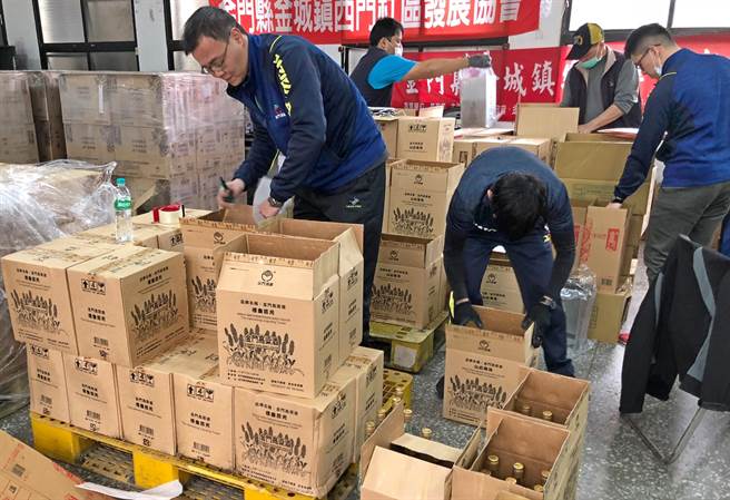 楊鎮浯縣長拍板定案3節配售酒的售價不予調整，讓鄉親繼續享有金門限定的「小確幸!」（李金生攝）