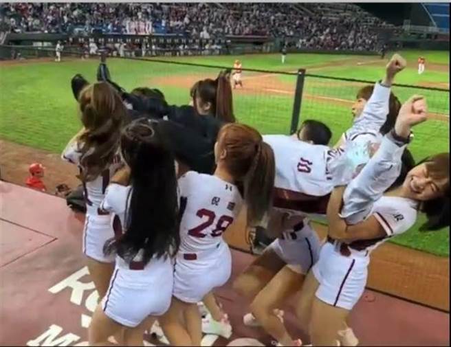 乐天女孩扛起郑文灿庆祝球队得分，媒体称「正妹扛80KG郑文灿」，网傻眼谴责假新闻，蔡易余也直言不信。(图/翻摄自郑运鹏脸书)
