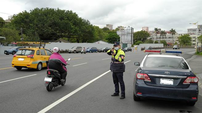 花莲警分局即起将在中正、明礼路口安排警力，加强机动式测速照相，取缔各种违规事项。（花莲警分局分局提供／罗亦晽花莲传真）