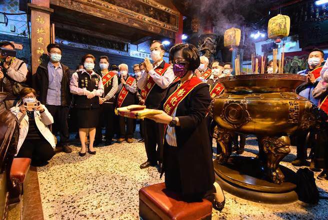 彰化县政府24日在王功福海宫举行掷筊祈福仪式，由县长王惠美掷筊请示妈祖，「2021王功渔火节」及「2021彰化县妈祖祈福文化节」的举办日期，其中妈祖祈福文化节经过2轮掷筊，都迟迟掷不到筊。(吴建辉摄)