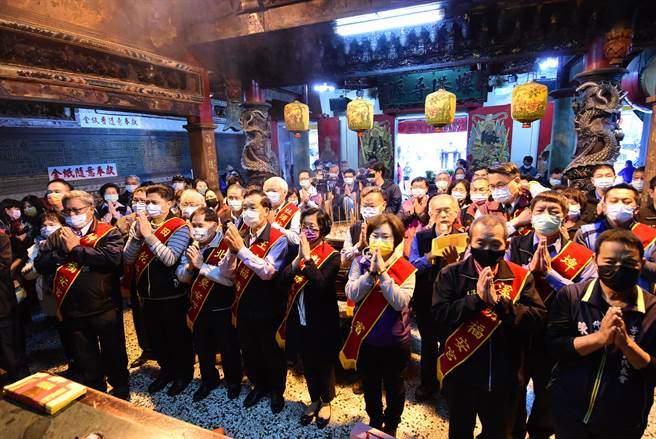 24日一早彰化县长王惠美、福海宫主委林益模等12间宫庙代表齐聚一堂，共同祈求，国泰民安、风调雨顺、普降甘霖、解除乾旱及活动顺利圆满。(吴建辉摄)