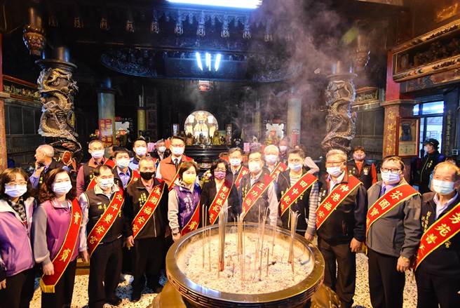 县府邀请鹿港台湾护圣宫、伸港福安宫、彰化南瑶宫、芬园宝藏寺、员林福寧宫、社头枋桥头天门宫、田中乾德宫、北斗奠安宫、埤头合兴宫、二林仁和宫、芳苑普天宫、溪湖福安宫等12间妈祖宫庙，在王功福海宫一同办理掷筊祈福仪式。(吴建辉摄)