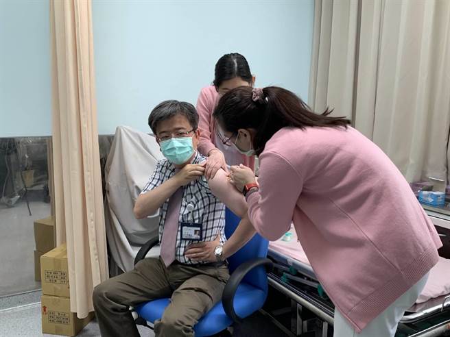 卫福部金门医院今（24）日上午10时起，也开始施打第一波COVID-19疫苗，院长侯重光带头接种。（金门医院提供）